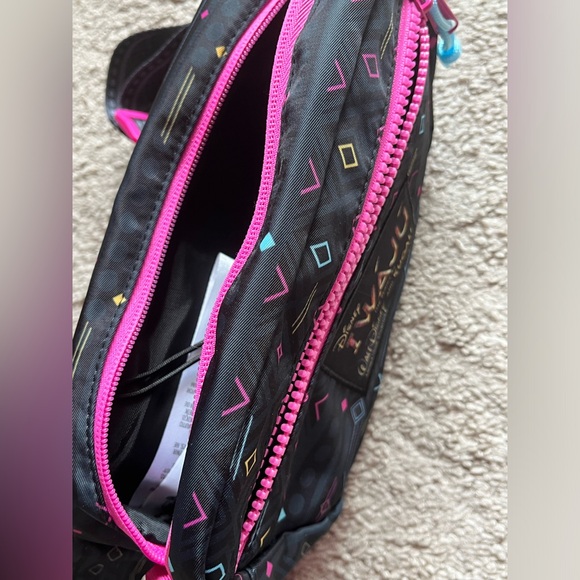 NEW WITH TAG Disney Animations Studios and KUGALI'S IWÁJÚ Logo Woven Belt Bag - Picture 3 of 4